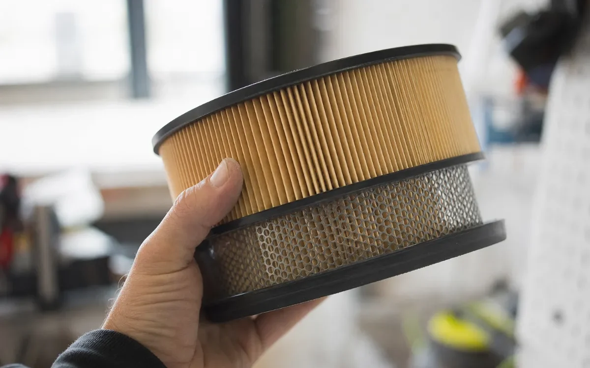 Večplastni zračni filter klimatske naprave v roki pri pregledu
