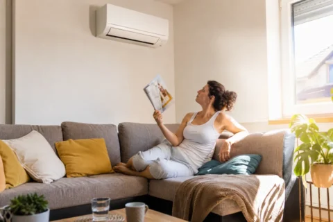 Prostor z delujočo klimatsko napravo, ki ob močnem soncu ne ohladi dovolj